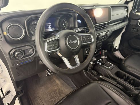 Used 2024 Jeep Wrangler Unlimited Sahara w/ Technology Group AWD/4WD image 15