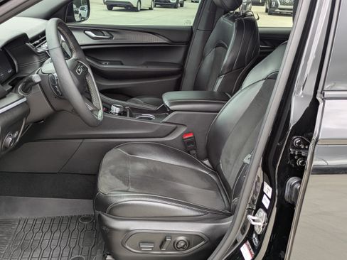 Used 2024 Jeep Grand Cherokee L Laredo RWD image 10