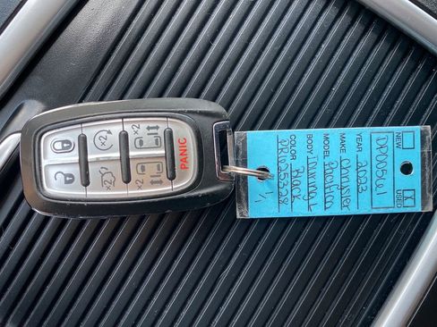 Used 2023 Chrysler Pacifica Touring-L image 14