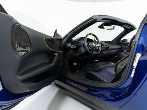 Used 2022 Ferrari SF90 Spider image 29
