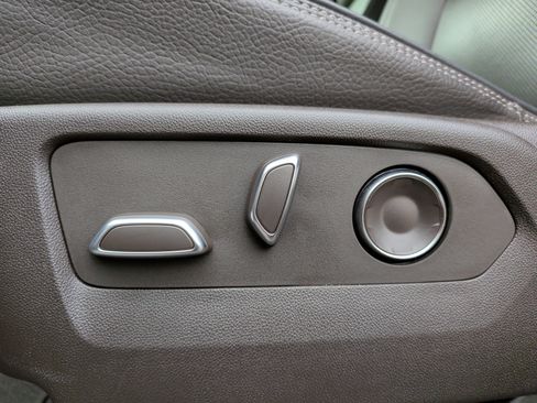 Used 2024 GMC Yukon Denali w/ Advanced Technology Package image 27