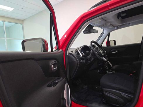 Used 2018 Jeep Renegade Latitude w/ Cold Weather Group AWD/4WD image 22