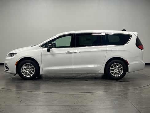 New 2026 Chrysler Pacifica Select image 5