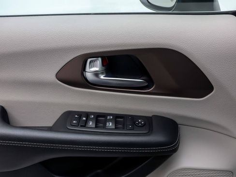 Used 2023 Chrysler Voyager LX image 29