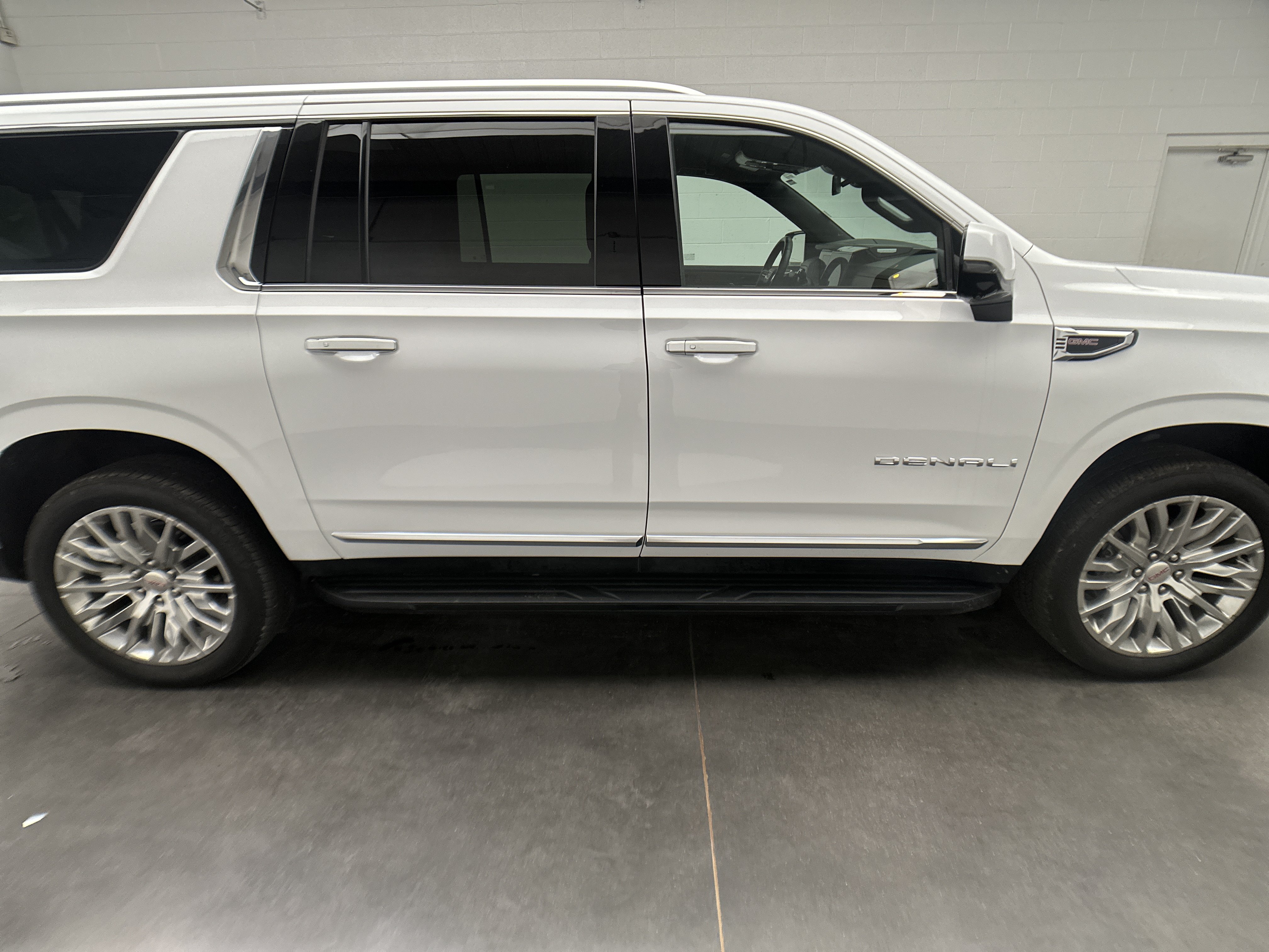Used 2025 GMC Yukon XL Denali AWD/4WD image 11