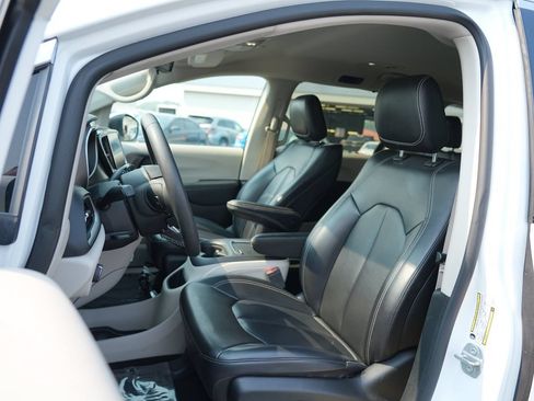 Used 2023 Chrysler Pacifica Touring-L FWD image 12