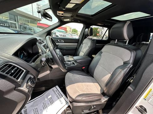 Used 2017 Ford Explorer XLT w/ Equipment Group 202A AWD/4WD image 9