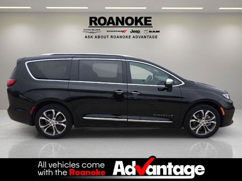 Used 2024 Chrysler Pacifica Pinnacle w/ Trailer Tow Group image 11