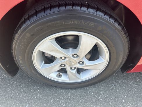 Used 2015 Hyundai Elantra SE FWD image 25