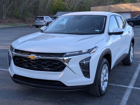 Used 2024 Chevrolet Trax LS w/ LS Convenience Package image 5