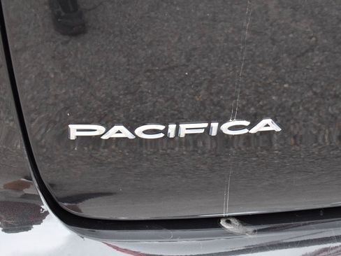 Used 2023 Chrysler Pacifica Touring-L FWD image 8