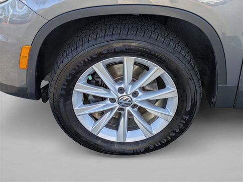Used 2018 Volkswagen Tiguan Limited w/ Alloy Wheels Package image 10
