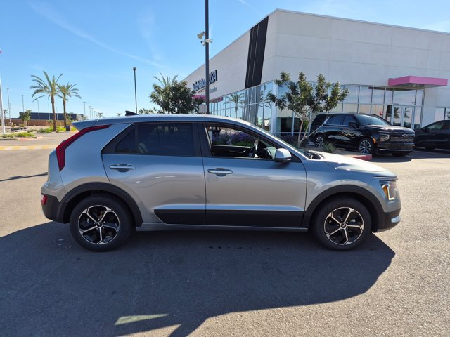Used 2025 Kia Niro LX FWD image 4