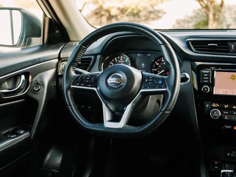 Used 2020 Nissan Rogue SV w/ Premium Package image 29