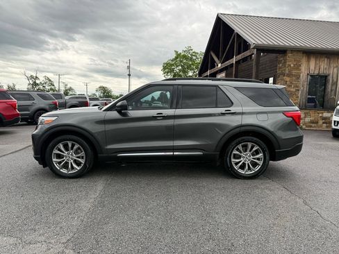 Used 2020 Ford Explorer XLT w/ Equipment Group 202A RWD image 3