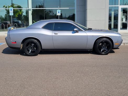 Used 2014 Dodge Challenger SXT RWD image 4