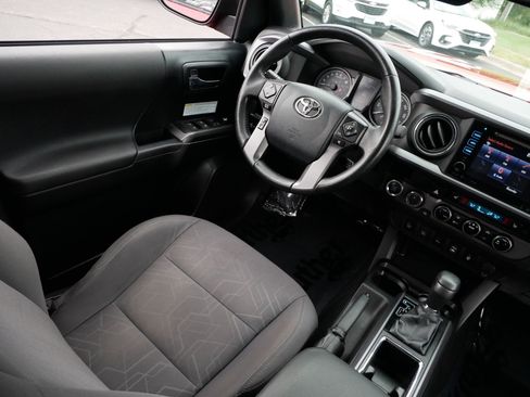Used 2016 Toyota Tacoma TRD Off-Road w/ Premium & Technology Package AWD/4WD image 9