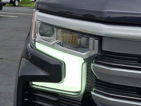 Used 2024 Chevrolet Silverado 1500 High Country AWD/4WD image 9