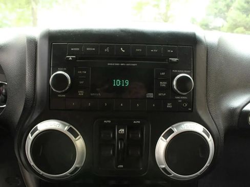 Used 2012 Jeep Wrangler Unlimited Sahara w/ Connectivity Group AWD/4WD image 39