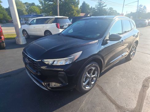 Used 2024 Ford Escape ST-Line w/ Tech Pack #1 AWD/4WD image 2