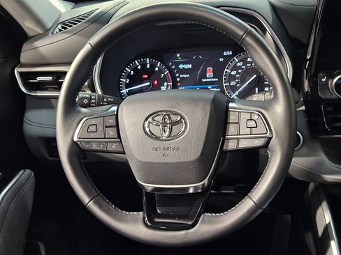 Used 2021 Toyota Highlander XLE image 27