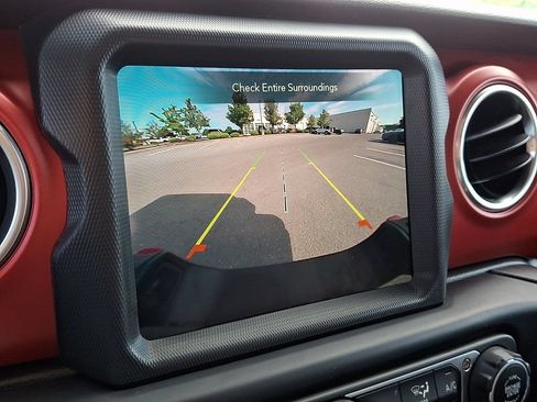 Used 2023 Jeep Gladiator Rubicon w/ Cold Weather Group AWD/4WD image 4