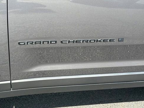 Used 2023 Jeep Grand Cherokee Altitude AWD/4WD image 11
