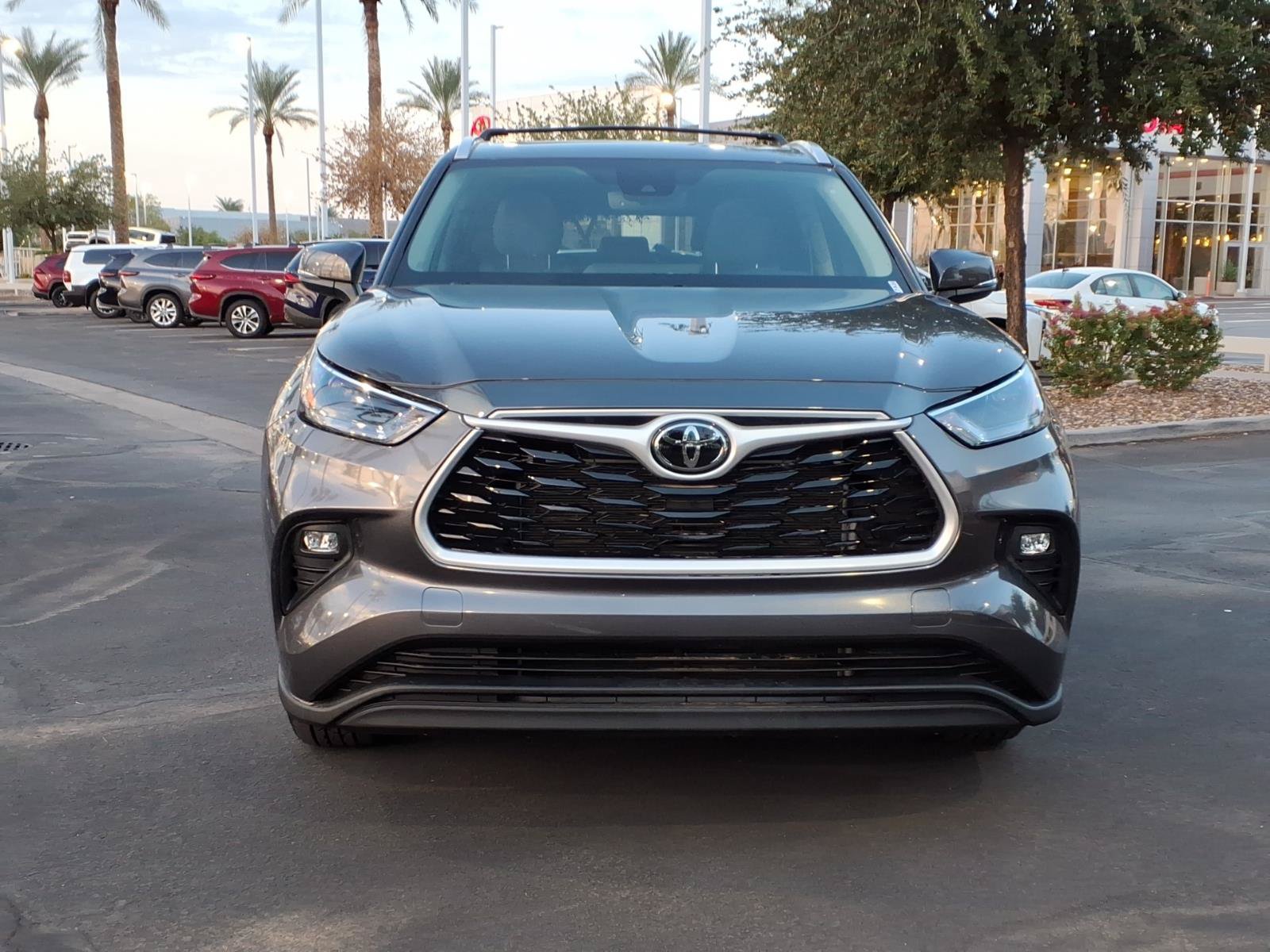Used 2023 Toyota Highlander XLE FWD image 2