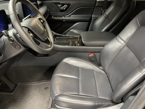 Used 2025 Lincoln Aviator 2WD image 16
