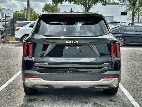 Used 2024 Kia Sorento S image 7