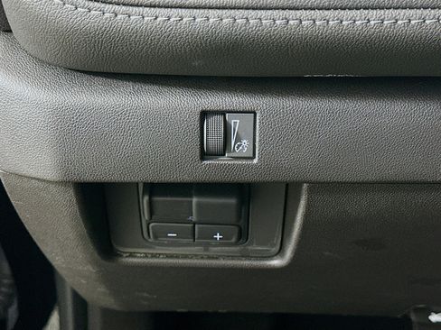 Used 2024 Chevrolet Colorado LT w/ LT Convenience Package image 16