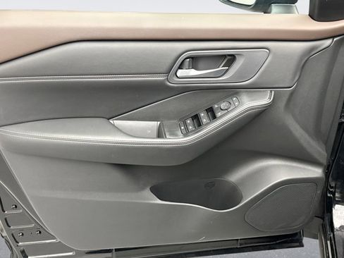 Used 2023 Nissan Rogue SV w/ SV Premium Package image 9