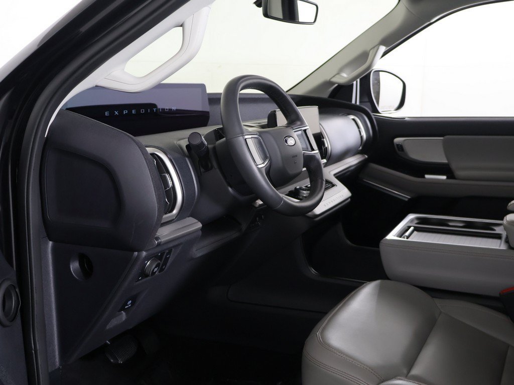 Used 2025 Ford Expedition Max Active AWD/4WD image 28