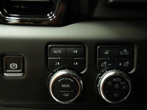 Used 2025 GMC Sierra 1500 AT4 w/ AT4 Premium Package AWD/4WD image 29