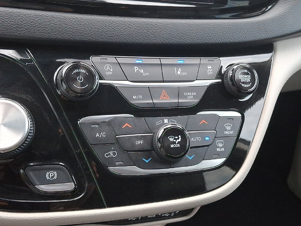 Used 2024 Chrysler Pacifica Touring-L FWD image 16