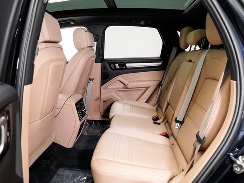 Used 2023 Porsche Cayenne Platinum Edition image 26