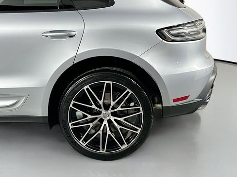 Certified 2025 Porsche Macan image 12