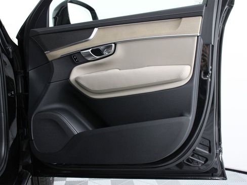 Certified 2025 Volvo XC90 B5 Core w/ Protection Package Premier image 21