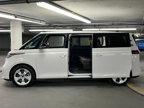New 2025 Volkswagen ID. Buzz Pro S RWD image 35