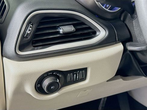 Used 2023 Chrysler Pacifica Touring-L FWD image 10