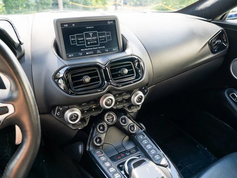 Used 2019 Aston Martin V8 Vantage Coupe RWD image 34