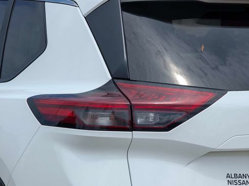 Used 2024 Nissan Rogue S AWD/4WD image 11