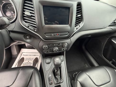 Used 2019 Jeep Cherokee Latitude Plus AWD/4WD image 17