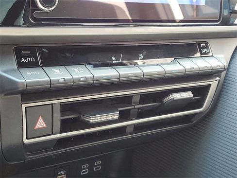 Used 2025 Toyota Camry SE w/ Convenience Package image 28