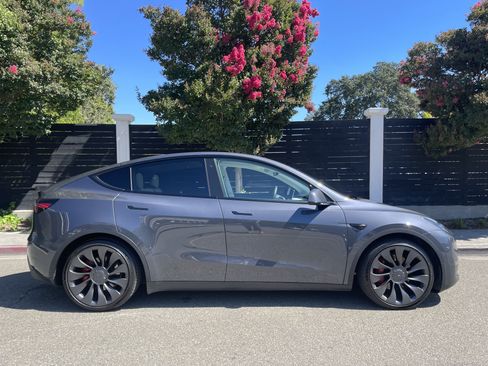 Used 2022 Tesla Model Y Performance AWD/4WD image 3