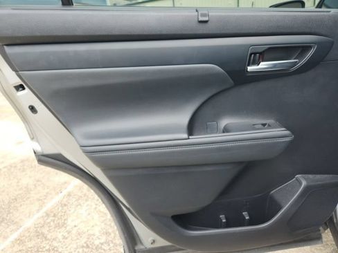Used 2022 Toyota Highlander XSE FWD image 28