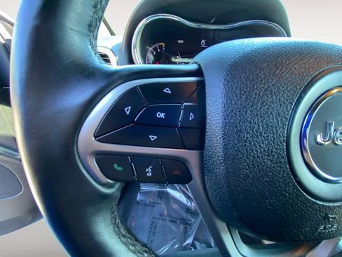 Used 2018 Jeep Grand Cherokee Altitude image 19