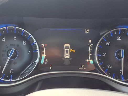 Used 2023 Chrysler Pacifica Touring-L FWD image 13