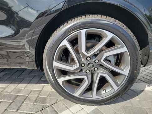 New 2025 Land Rover Discovery Dynamic SE image 13