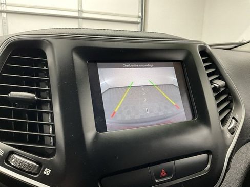 Used 2019 Jeep Cherokee Latitude Plus w/ Comfort/Convenience Group image 5